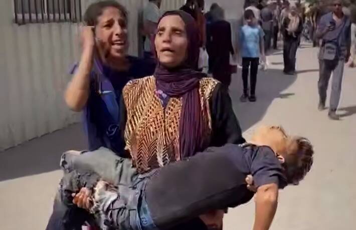  پیکر فرزند بر روی دستان مادر