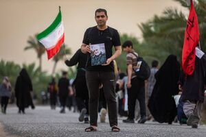 تصویر حاج قاسم در دست زائران در طریق الحسین(ع)