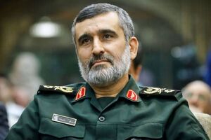 فیلم/ واکنش زائران در راهپیمایی اربعین به عکس شهید حاجی زاده