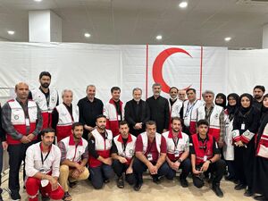 عکس جالب عراقچی با نیروهای هلال احمر در نجف