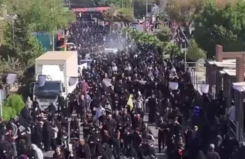  حضور جاماندگان اربعین در مسیر پیاده روی تا حرم سیدالکریم