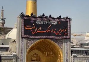 تعویض کتیبه حرم رضوی به مناسبت شهادت امام رضا(ع)