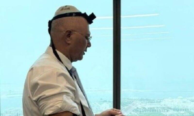 غضب فی الإمارات بعد نشر صورة للسفیر الإسرائیلی وهو یضع التفلین