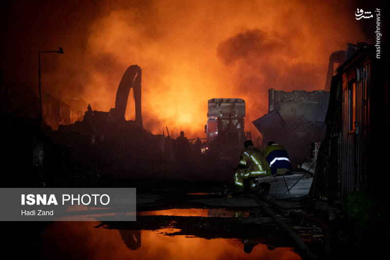 عکس/ آتشسوزی انبار مواد نفتی و روغنی در خیابان شهید رجایی تهران