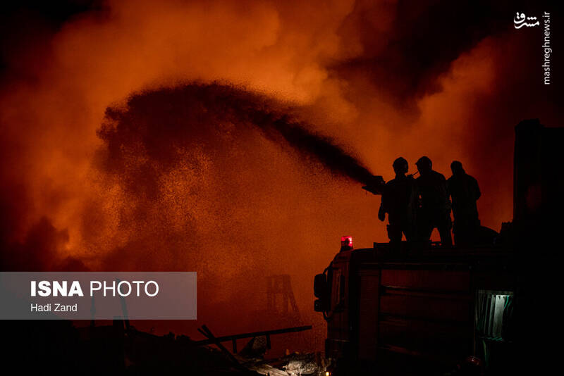 عکس/ آتشسوزی انبار مواد نفتی و روغنی در خیابان شهید رجایی تهران