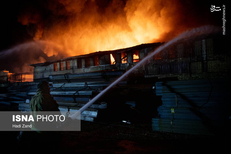عکس/ آتشسوزی انبار مواد نفتی و روغنی در خیابان شهید رجایی تهران