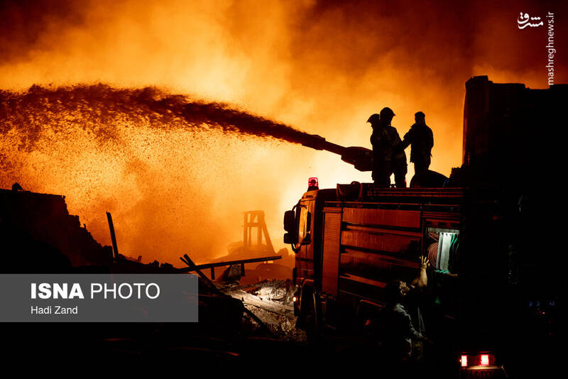 عکس/ آتشسوزی انبار مواد نفتی و روغنی در خیابان شهید رجایی تهران