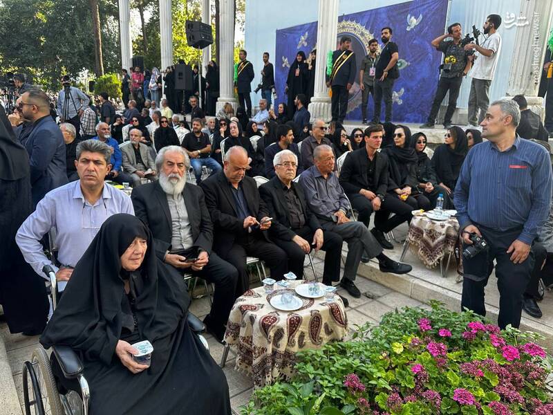 عکس / حضور چهرههای فرهنگی در مراسم تشییع مرحوم فرشچیان 5