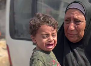 اشک‌های فرزند خبرنگار شهید هنگام وداع با پیکر پدرش