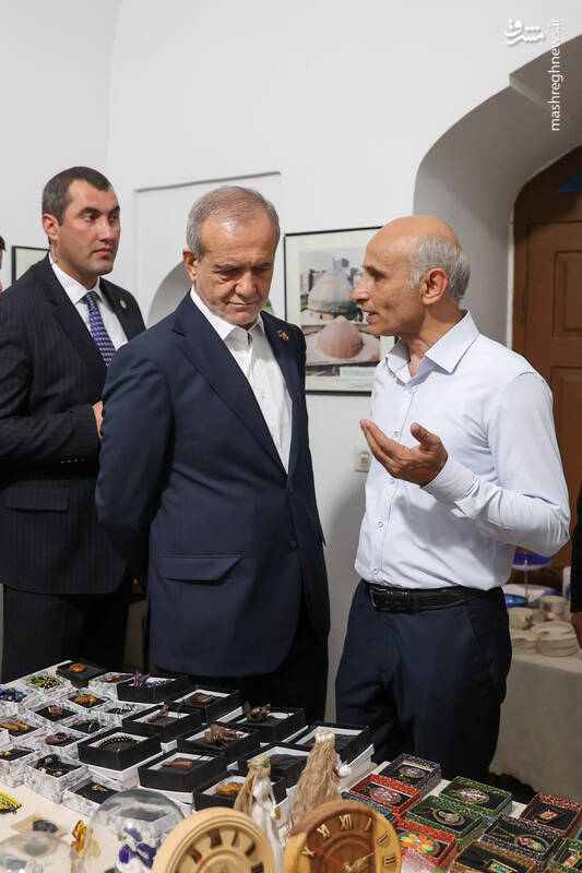 عکس/ بازدید پزشکیان از مسجد کبود ایروان