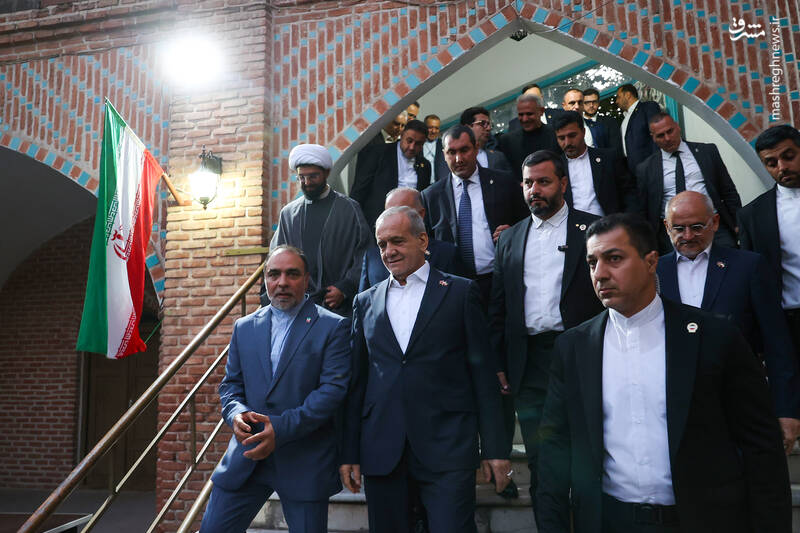 عکس/ بازدید پزشکیان از مسجد کبود ایروان