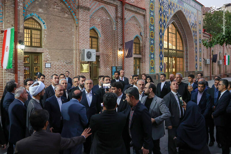 عکس/ بازدید پزشکیان از مسجد کبود ایروان