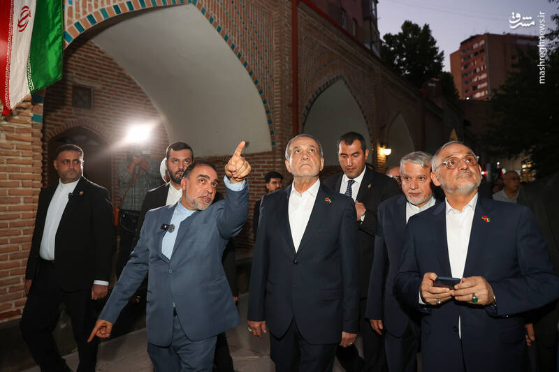 عکس/ بازدید پزشکیان از مسجد کبود ایروان