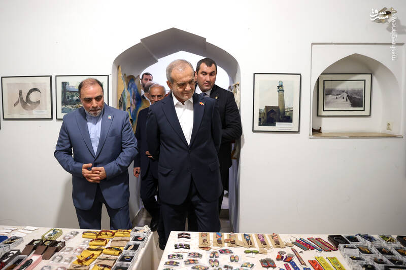 بازدید پزشکیان از محصولات مسجد کبود ایروان