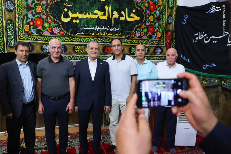 عکس یادگاری پزشکیان با تعداری از اعضای هیئت خادم الحسین در مسجد کبود ایروان