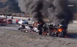 فیلم/ حریق خودروبر حامل تسلا در بزرگراه اینتراستیت آمریکا