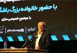 باشگاه استقلال با خانم سخنگو برخورد کند