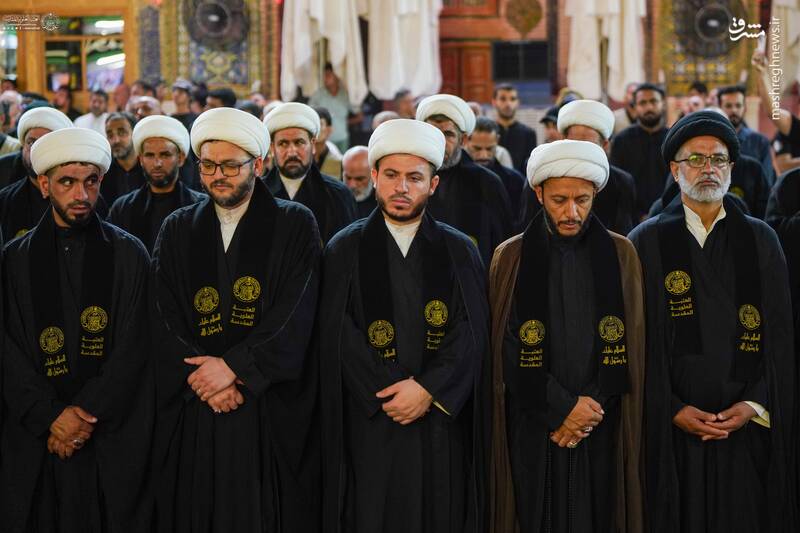 عکس/ مراسم تعویض پرچم گنبد نورانی امیرالمومنین برای رحلت پیامبر