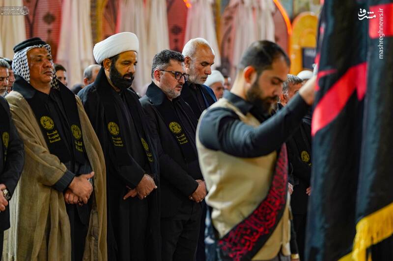 عکس/ مراسم تعویض پرچم گنبد نورانی امیرالمومنین برای رحلت پیامبر