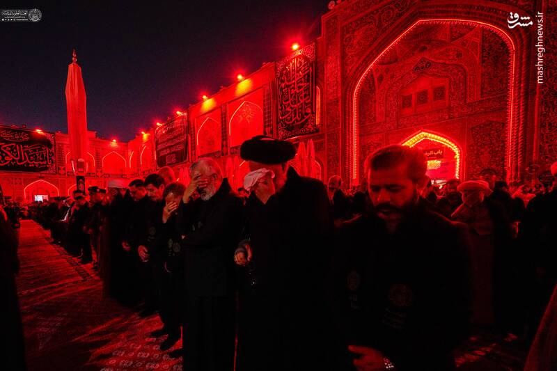 عکس/ مراسم تعویض پرچم گنبد نورانی امیرالمومنین برای رحلت پیامبر