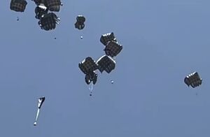 لحظه سقوط کمک‌های هوایی بر روی ساختمانی در جنوب غزه