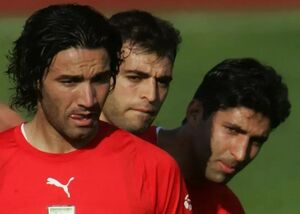 عکس زیرخاکی هاشمیان و نویدکیا پشت سر جواد نکونام