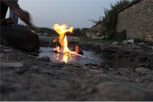 آتش گرفتن عجیب یک چشمه در مازندران + فیلم