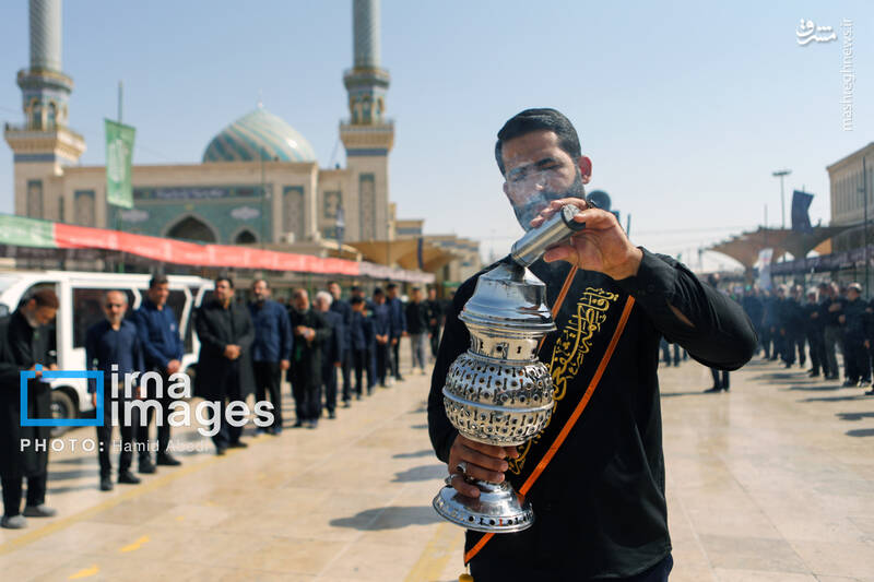 عکس/ عزاداری خادمان حرم حضرت معصومه(س) در روز ۳۰ صفر