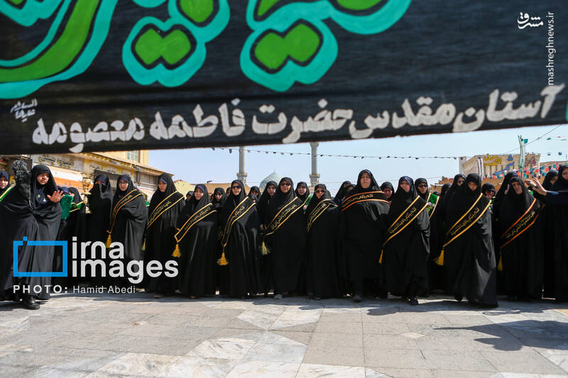 عکس/ عزاداری خادمان حرم حضرت معصومه(س) در روز ۳۰ صفر