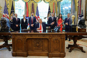 سوزاندن پرچم آمریکا اقدام مجرمانه شد؛ ترامپ: یک سال به زندان خواهید رفت