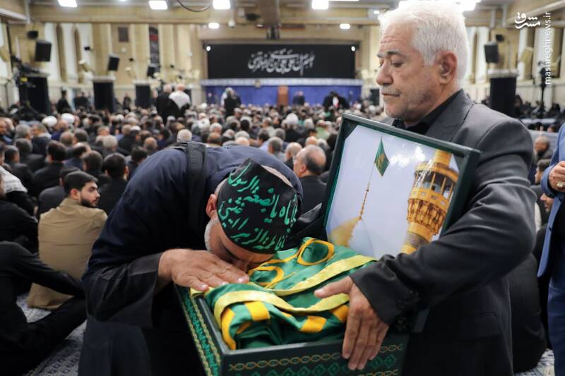 عکس / پرچم گنبد امام رضا (ع) در حسینیه امام خمینی (ره) 5
