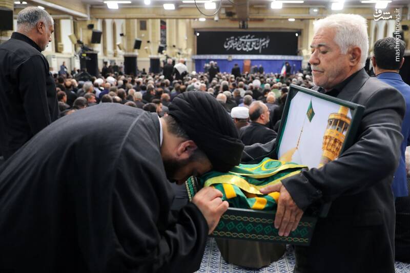 عکس / پرچم گنبد امام رضا (ع) در حسینیه امام خمینی (ره) 6