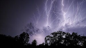 فیلم/ لحظه برخورد صاعقه به پلاژ ونتزیا جولیا ایتالیا