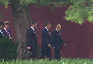 فیلم/ پیاده‌روی پوتین و شی‌ در محل اقامت رئیس‌جمهور چین