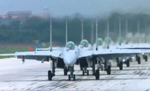 فیلم/ نمایش هواپیماهای جاسوسی و جنگنده‌های پیشرفته چین در مراسم رژه