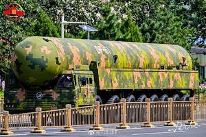 نمایش موشکی حیرت انگیز در رژه ارتش چین / نسل جدید قاره پیماهای چینی برای عبور از گنبد طلایی ترامپ +تصاویر