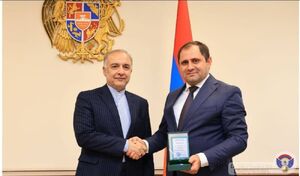 اعطای عالیترین مدال افتخار وزارت دفاع ارمنستان به سفیر ایران