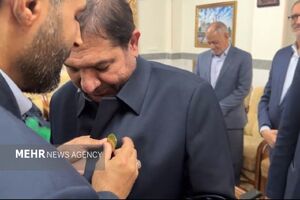 فیلم / لباس خادمی بر تن مشاور مقام معظم رهبری
