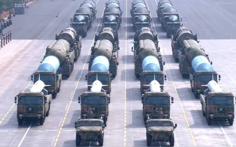 رونمایی از جدیدترین دستاورهای نظامی از «قاتل ناوهای هواپیمابر» تا موشک هستهای+ عکس و فیلم