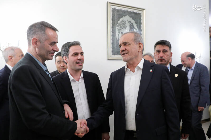 خوش و بش پزشکیان با ایرانیان مقیم چین