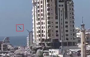 لحظه انهدام یک برج ۱۳ طبقه در غزه