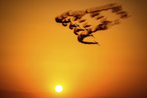 عکس/ حرکات اکروباتیک جت‌ها در نمایشگاه هوایی بخارست