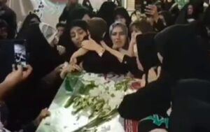 فیلم/ وداع همسر و فرزند با پیکر شهید ثقفی