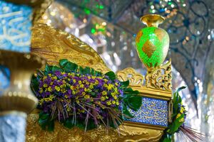 گل‌آرایی ضریح حرمین امامین عسکرین برای ۱۷ ربیع