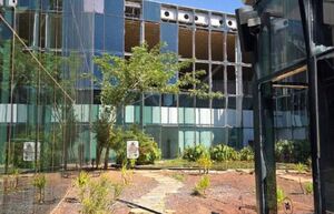 اولین تصویر از اصابت پهپاد یمن به ترمینال فرودگاه رامون اسرائیل‌