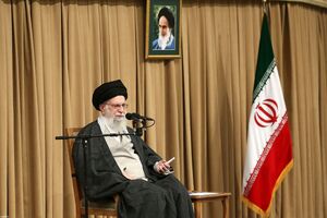 رهبر انقلاب: روحیه کار و تلاش را بر حالت نه جنگ و نه صلح غلبه بدهیم
