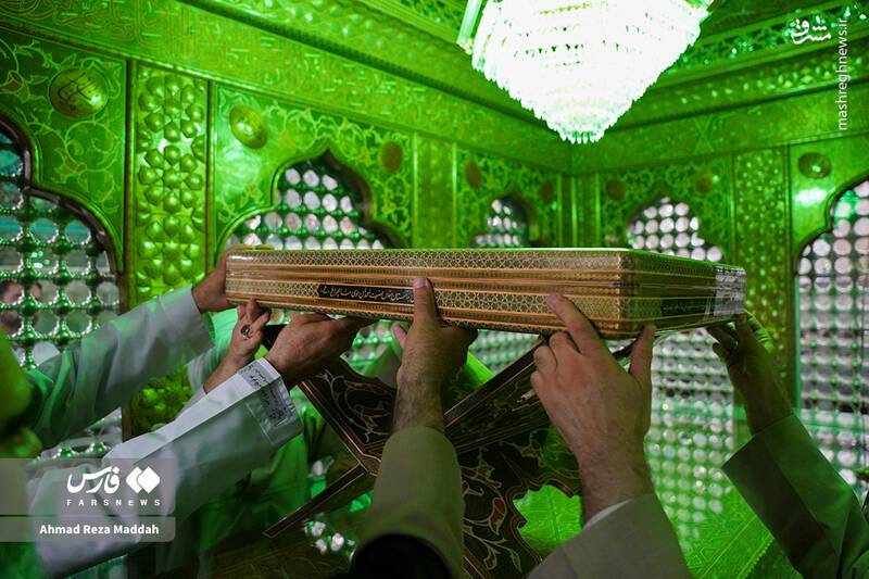 عکس / غبارروبی حرم مطهر شاهچراغ (ع) در هفته وحدت 21
