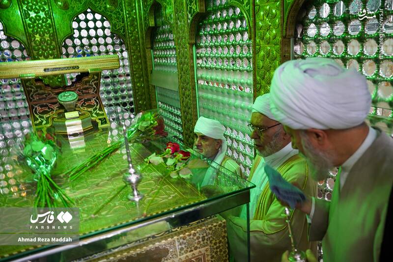 عکس / غبارروبی حرم مطهر شاهچراغ (ع) در هفته وحدت 15