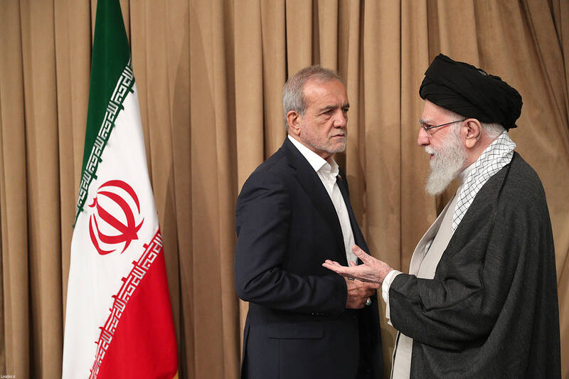 لحظاتی از گفتوگوی خصوصی رئیسجمهور با رهبر انقلاب
