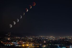 تصاویری متفاوت از روند ماه گرفتگی در آسمان شیراز